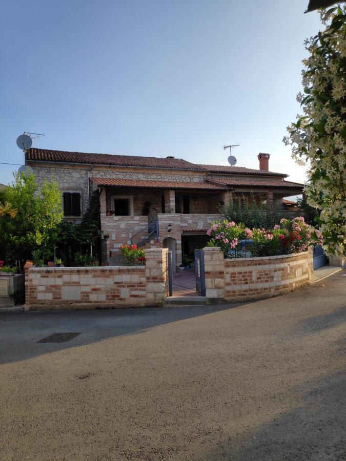 Apartmani Memic 100 M Do Plaze, Apartments Memic Only 100M From Beach Пореч Экстерьер фото